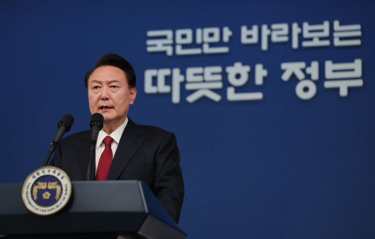 윤석열 대통령이 2024년 갑진년 새해 첫날인 1일 서울 용산 대통령실 청사에서 신년사를 발표하고 있다. 연합뉴스.